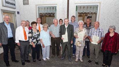 Bild: njn
Bürgermeister Johannes Reger (links) und Siedler-Vorsitzender Anton Hauer (Fünfter von links) mit den geehrten Mitgliedern (von links) Ernst Bauer, Helga Rosenschon, Maria Schäffler, Mathilde Wiesend, Josef Kastner, Irene Bäumler, Otto Uhl, Franz Brenner, Katharina Liegl, Alexander Donenko, Wilhelm Forster und Rita Keck.