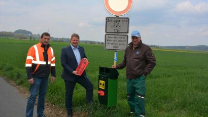 Bild: jr
An beliebten Wegen hat die Stadt neue Hundekotbehälter aufgestellt. Bürgermeister Stefan Grillmeier (Mitte), Stadtgärtner Willi Kilian (rechts) und Bauhofleiter Wolfgang Stark bitten darum, die Hinterlassenschaften der Vierbeiner fachgerecht zu entsorgen.
