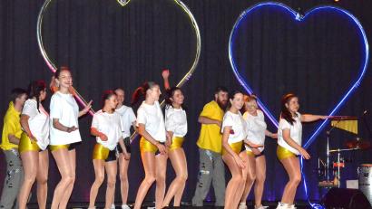 Bild: fjo
Eine Kombination aus Jugend- und Prinzengarde des Faschingsvereins rückt zum fetzigen Showteil in den Mittelpunkt.