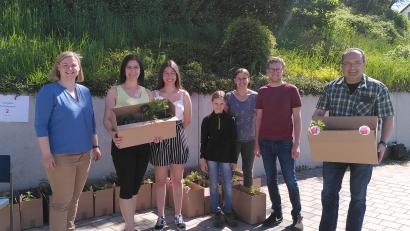 Bild:  Claudia Rückerl/exb
Die blühenden Schatztruhen bieten Vielfalt für Garten, Terrasse und Balkon: Die Tännesberger Gewinner freuen sich über ihre "Raritätenkistln".