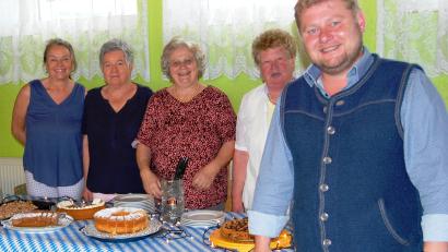 Bild: sm
Ortsvorsitzender Dominik Baschnagel (rechts) organisierte mit seinem Team zum 75-jährigen Gründungsfest des CSU-Ortverbandes ein Gartenfest. Große Nachfrage gab es dabei natürlich am Kuchenbüfett.