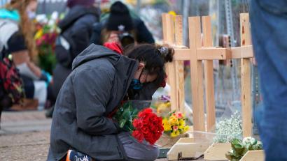 Bild: David Zalubowski/AP/dpa
Eine Trauernde nach einem Amoklauf in einem Supermarkt im US-Bundesstaat Colorado Anfang 2021.