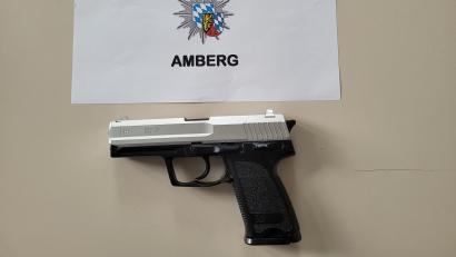 Bild: Verkehrspolizei Amberg/exb
Mit dieser sehr echt aussehenden Pistole haben die Jugendlichen herumgespielt.