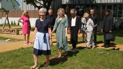 Bild: Hirsch
Kneipp-Vereinsvorsitzende Resi Lorenz, Kita-Leiterin Katrin Nietsch und AWO-Kreisvorsitzende Ulrike Roidl (von links) eröffneten den Barfußgang im Garten des Kinderhauses "Storchenwiese" in Fronberg.