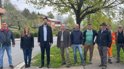 Bild: Teilnehmergemeinschaft Thanstein/exb
Trafen sich zur Baustelleneinweisung: (von links) Volker Schneeberger von der VG Neunburg vorm Wald, Sarah Weiß und Martin Stahr (Amt für Ländliche Entwicklung Oberpfalz), Bürgermeister Walter Schauer, Bauunternehmer Franz Wilhelm, Martin Graf und Alfons Himmelstoß (Verband für Ländliche Entwicklung Oberpfalz), Martin Fischer (Kreisbauhof) und Erhard Ferstl (Teilnehmergemeinschaft Thanstein).