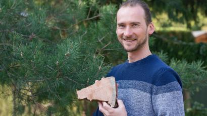 Bild: Jana Plavec/exb
Mit Hilfe seiner Baumring-Studie weist Tomáš Navrátil nach, wann sich wie viel Quecksilber aus der Chemischen Fabrik freigesetzt hat.