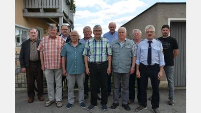 Bild: dob
Gerhard Kiesl (Zweiter von rechts) führt auch in Zukunft die Krieger- und Reservistenkameradschaft Altenstadt. Josef Voit (Vierter von rechts) bleibt sein Stellvertreter und Franz Böhm (Sechster von rechts) Schriftführer und Kassier in Personalunion. Außerdem wird Franz Böhm in der Jahreshauptversammlung für ein halbes Jahrhundert Treue gewürdigt.