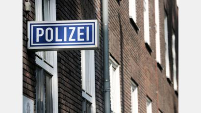 Bild: Roland Weihrauch/dpa/Symbolbild
Ein 32-Jähriger bedrohte im Stadtteil Rehbühl einen Mann mit einem Messer. Die Polizei musste einschreiten.