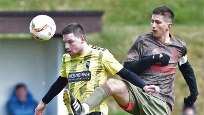 Archivbild: G. Büttner
Für Philipp Magerl (rechts) und den VfB Mantel geht es am Mittwoch gegen den SV Köfering um den Verbleib in der Kreisliga.