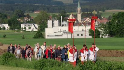 Bild: jzk
Für das Gedeihen der Feldfrüchte beteten die Kemnather beim ersten Bittgang von der Stadtpfarrkirche zur Filialkirche St. Georg nach Oberndorf einen Rosenkranz.