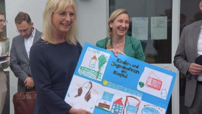 Bild: fz
Sozialministerin Ulrike Scharf (links) freut sich über ein Bild der Kinder des Hauses, überreicht von Stephanie Filchner, die das neue Kinder- und Jugendwohnen leitet.