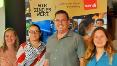 Bild: Kathrin Birner/exb
Der neue Verdi-Vorstand im Fachbereich Öffentliche und private Dienstleistungen, Sozialversicherungen und Verkehr setzt sich zusammen aus (von links) Marina Mühlbauer, Manuela Dietz, Thomas Müller und Kathrin Birner.