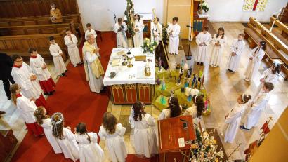 Bild: u
In der Pfarrei Mariä Himmelfahrt in Hirschau treten zwölf Mädchen und neun Jungen zum ersten Mal an den Tisch des Herrn. Dazu versammeln sie sich gemeinsam mit Stadtpfarrer Johann Hofmann um den Volksaltar.