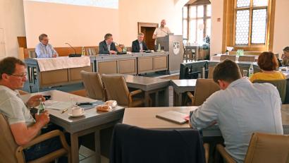 Bild: Susanne Schwab, Stadt Amberg/exb
Oberbürgermeister Michael Cerny (am Podium, 2. von links) begrüßte die Mitglieder des Gutachterausschusses im großen Saal des Amberger Rathauses. Diese legten unter dem Vorsitz von Baureferent Dr. Markus Kühne (am Podium 3. von links) sowie im Beisein von Hubert Keck von der Geschäftsstelle (links am Podium) die neuen Bodenrichtwerte fest.