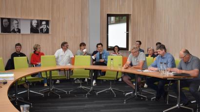 Bild: bnr
Mit großem Interesse verfolgen Traunrichter Bürger die Sitzung des Bauausschusses bei der es um den BOS-Funkmast geht.Zuvor hatten sie lautstark vor dem Rathaus demonstriert.