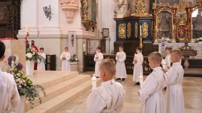 Bild: Adriana Pasula/exb
Die Erstkommunionkinder in der Basilika beim gemeinsamen Vaterunser.