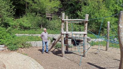 Bild: bsc
27 Jahre war Ernst Tippmann ehrenamtlich für den Naturpark tätig, fast 11 Jahre davon als Geschäftsführer. Die Verwirklichung von Projekten, wie das Eingangsportal zum Naturpark Steinwald in Pfaben (Bild), gehörten dabei mit zu seinen Aufgaben
