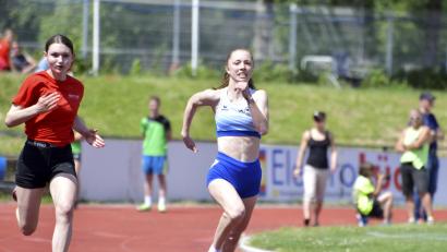 Bild: Hubert Ziegler
Lea Rittner (rechts) vom ESV Amberg siegte über die 800 Meter.