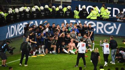 Bild: Gregor Fischer/dpa
Die Hertha-Spieler jubeln nach dem erkämpften Verbleib in der Bundesliga.