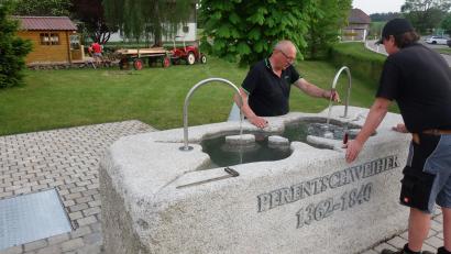 Bild: fjo
Von der ersten Idee bis zum letzten Schliff lässt Ewald Zetzl (links) das Brunnenprojekt um den ehemaligen Pfrentschweiher nicht in Ruhe. Nun kann es eingeweiht werden.