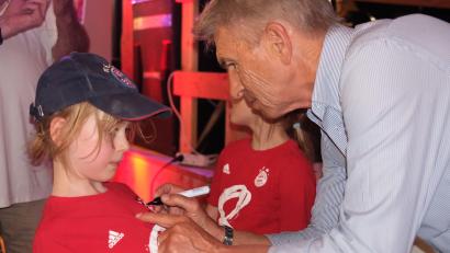Bild: Hirsch
Klaus Augenthaler gab in Guteneck fleißig Autogramme.