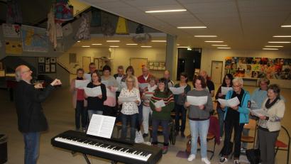 Bild: kro
Der Kammerchor der Kreismusikschule Tirschenreuth (hier bei einer Probe) sucht weitere Sänger und Sängerinnen. Links Chorleiter Helmut Burkhardt.