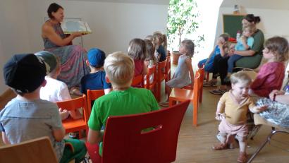 Bild: adj
Büchereimitarbeiterin Sabine Liewald las den Kindern das Buch "Kamfu mir helfen?" vor..