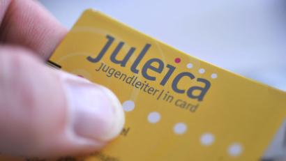 Bild: Peter Steffen/dpa
Der Musterausweis einer Juleica (Jugendleiter-Card). Bundesweit erhalten ihn Ehrenamtliche in der Jugendarbeit, auch als Belohnung für das Engagement.