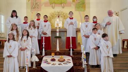 Bild: Alois Schröpf/exb
Gemeinsam treten sie an den Alter, die Erstkommunionkinder der Pfarrei St. Johannes.