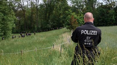 Bild: Daniel Vogl/dpa
Ein Einsatzleiter der Hundertschaft blickt auf die Wiese, die von den Einsatzkräften der Polizei durchsucht wird. Nach fast zwei Wochen Suche gibt es nun traurige Gewissheit: Die junge Frau ist tot.