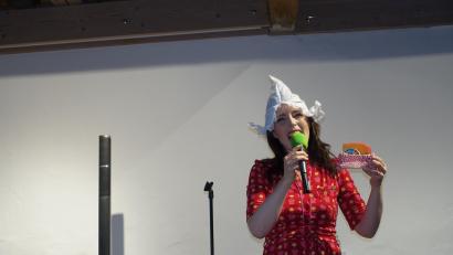 Bild: ui
Alexandra Völkl alias "Fräulein Cilly" lässt im Steinstadl in Parkstein auch die holländische Käsewerbeikone Fräulein Antje auferstehen.