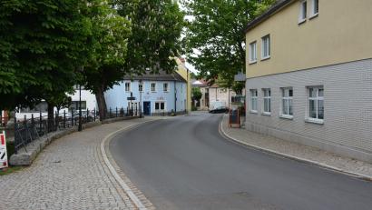 Bild: jr
Gastronomie, Geschäfte, Kirche: In Konnersreuth sind Fußgänger nahe dran am Autoverkehr.