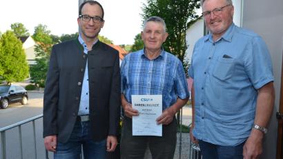 Bild: dob
Josef Beierl aus Obernankau (Mitte) hält seit 50 Jahren treu zum CSU-Ortsverband Oberlind. Aus diesem Grund wird er in der Jahreshauptversammlung von Ortsvorsitzendem Florian Meißner (links) und dessen Stellvertreter Johann Bayerl (rechts) geehrt.