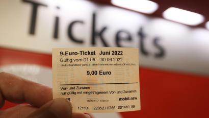 Bild: Oliver Berg/dpa
Ein 9-Euro-Ticket ist vor einem Fahrkartenautomaten zu sehen.