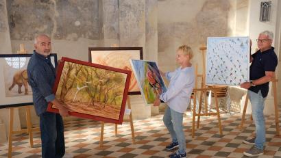 Bild: do
Noch beschäftigen sich Künstler/innen und Helfer der Wieskapelle mit dem Aufbau der Ausstellung. Am Samstag, 28. Mai ist sie dann erstmals für die Öffentlichkeit zugänglich