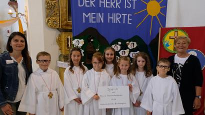 Bild: le
Die Spendenkinder mit Beate Gmeiner und Petra Troppmann ( von links ).