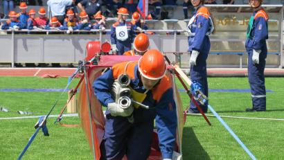 Bild: Hirsch
In voller Montur und mit C-Rohr unterm Arm krochen die Teilnehmer durch einen Tunnel. und überwanden weitere Hindernisse.
