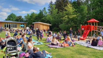 Bild: adj
Im Garten des Kindergartens Regenbogenland machten es sich die Familien bequem.