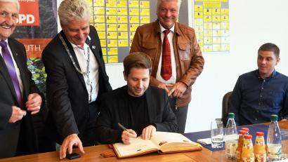 Bild: Gabi Schönberger
Kevin Kühnert trägt sich ins Goldene Buch des Marktes Floß ein.