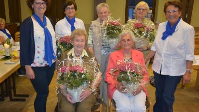 Bild: jr
Geehrt wurden für 60 Jahre im Frauenbund (vorne von links) Ehrenvorsitzende Ursula Thoma und Theresia Friedl. Bezirksvorsitzende Monika Sommer (hinten links) und Vorsitzende Stilla Schuller (hinten rechts) zeichneten für 20 Jahre Elfriede Dotzauer, Käthe Krieglsteiner und Silvia Ruthus (von links) aus.