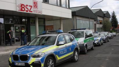 Bild: wro
Große Aufregung am Beruflichen Schulzentrum Wiesau: Die Polizei durchsuchte das Gebäude, um einer Bedrohungslage zuvorzukommen.