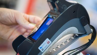 Bild: Franziska Gabbert/dpa
Bei der Abrechnung mit Giro- und Kreditkarten gibt es bundesweit Probleme.