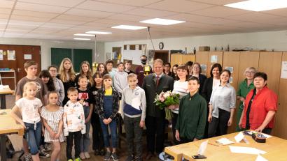 Bild: Susanne Forster
Olena Kunitsyna (mit Blumen in der Hand) ist mit ihrer Familie aus der Ukraine geflohen. Nun gibt sie ukrainischen Kindern an der Mitterteicher Mittelschule Deutsch-Unterricht. Bürgermeister Stefan Grillmeier, Grundschulleiterin Petra Andritzky (Vierte von rechts), Mittelschulleiterin Gisela Kastner (Fünfte von rechts), Grundschul-Religionslehrerin Sabine Schiml (Zweite von rechts) und Mittelschullehrerin Brigitte Pfennig (rechts) dankten der 40-Jährigen dafür.