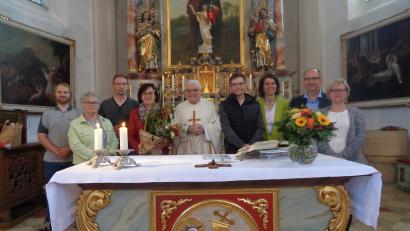 Bild: amö
Geschenke gab es für die ausgeschiedenen Pfarrgemeinderäte Monika Bösl (Vierte von links), Maximilian Dietl (Vierter von rechts) und Martin Gersing (links). Unser Bild zeigt sie zusammen mit den aktuellen Pfarrgemeinderäten sowie Pfarrer Eugen Wismeth.