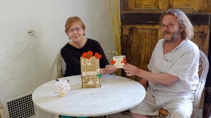 Bild: gac
Jürgen Hellmann (rechts) überreicht Hannelore Dorner, Vorsitzende des Fördervereins der Stadtbibliothek Sulzbach-Rosenberg, den Inhalt der Spendenbüchse für sein Drachenbuch - immerhin 500 Euro.