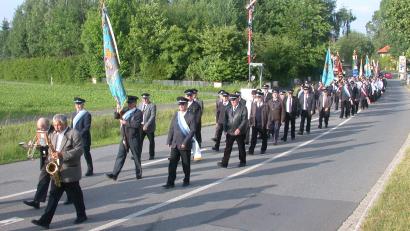 Archivbild: hai
Politische Prominenz sowie 12 Vereine hatten sich vor zehn Jahren dem Festzug (Bild) angeschlossen, um mit dem Soldaten- und Kameradschaftsverein das 90. Gründungsjubiläum zu feiern. Damals hatten die drei noch lebenden Wiedergründungsmitglieder Ernst Ramisch, Georg Herath und Hellmuth Freiberger den Fahnenzug begleitet.