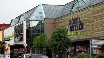 Bild: Wolfgang Steinbacher
Die Tage von Möbel Ostler an der Schlachthausstraße in Amberg sind gezählt. Derzeit läuft der Abverkauf. Ein Tag der Schließung steht deswegen nicht fest.