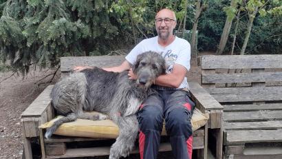 Bild: hka
Hans Weiß, hier mit Hund Gustav, kümmert sich seit über 30 Jahren um verletzte Tiere in Kümmersbuch.