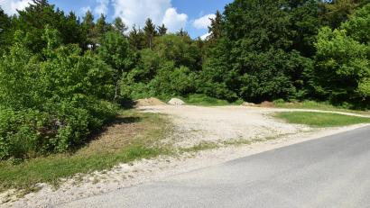 Bild: no
Auf einer von Wald umgebenen Fläche, die sich gegenüber des Wertstoffhofs in Illschwang befindet, wird kein Kinderspielplatz gebaut. Einen entsprechenden Antrag des Elternbeirats der Kindertagesstätte lehnte der Gemeinderat ab.
