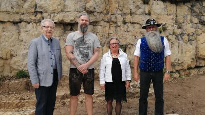 Bild: dir
Der Präsident des Ostbayerischen Bartclubs Christian Feicht (Zweiter von links) mit drei der Gründungsmitglieder (von links): Karl-Heinz Schell, Lisa Preuß (Kassen- und Pressewart und Ehrenmitglied) und Willi Preuß (Ehrenpräsident). 	Bild: dir